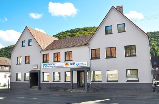 Die Geschäftsstelle der VR Bank Heuberg-Winterlingen an der Nusplinger Ortsdurchfahrt wird umgebaut. Foto: Endlichhofer
