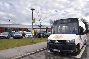 Der Bürgerbus mit Fahrer Heinz Bächle an der Haltestelle Hallenbad in Sulgen. Foto: Wegner Foto: Schwarzwälder Bote