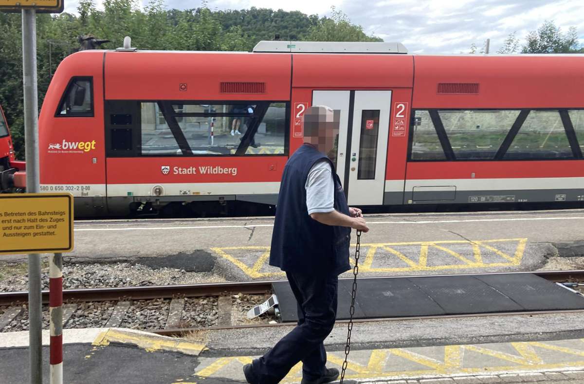 Soll mit der Regionalstadtbahn Horb-Tübingen verschwinden: Der Lokführer sperrt mit einer Kette den Bahnsteig-Übergang am Bahnhof Eyach ab, damit niemand vor den Zug aus Tübingen läuft. Foto: Lück