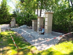 Drei neue Urnenstelen wurden jüngst auf dem Erlaheimer Friedhof aufgestellt.Foto: Schnurr Foto: Schwarzwälder Bote