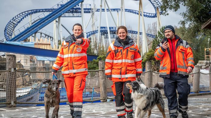 Schnüffeln zwischen Achterbahnen: 120 Rettungshunde trainieren im Europa-Park