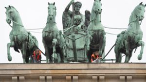 Klimaaktivisten klettern auf Brandenburger Tor