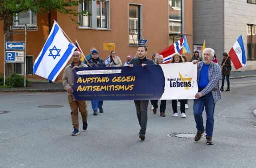 Die Teilnehmer des Marschs ziehen durch die Stadt, um ihre Stimme gegen Antisemitismus zu erheben. Doch die Organisatoren geraten nun in Kritik. Foto: Reimer
