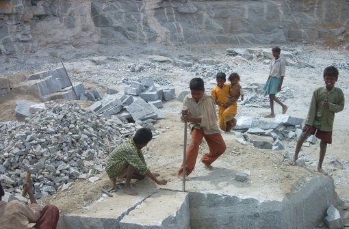 Kinderarbeit: Solche Steine stehen auch auf deutschen Gräbern Foto: StN