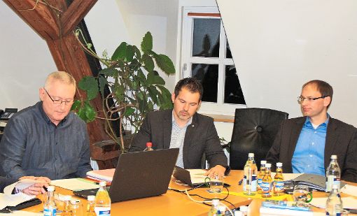 Thomas Janzer (Mitte) erläuterte im Rat das Bauvorhaben, links Sachbearbeiter Klaus Wehrmann, rechts Bürgermeister Torben Dorn.  Foto: Preuß Foto: Schwarzwälder-Bote