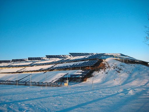 Seit einigen Tagen produzieren die Solarmodule auf der ehemaligen Boller Erddeponie Strom. Foto: Holzer-Rohrer Foto: Schwarzwälder-Bote