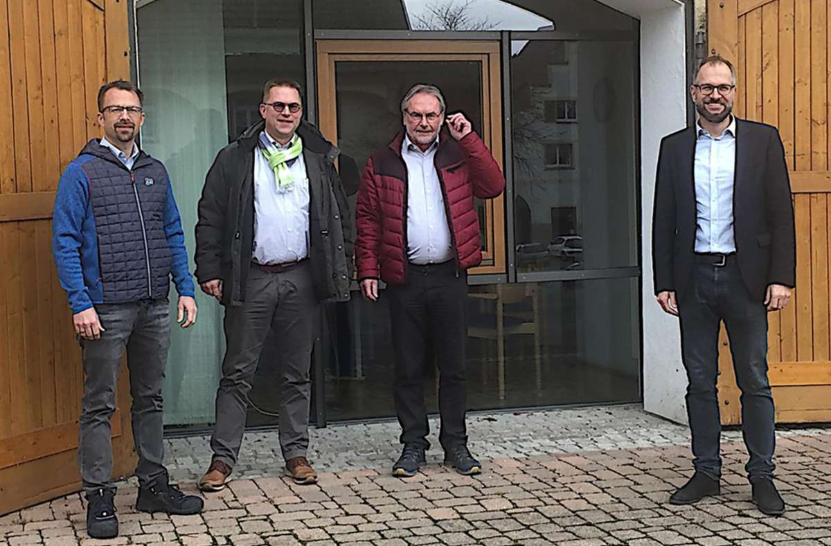 Christian, Markus und Fritz Holpp (von links) mit Bürgermeister Ralf Ulbrich Foto: Reinhardt