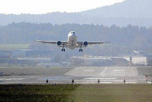 Ein Flugzeug startet auf dem Flughafen Zürich-Kloten: Die Schweiz will offenbar die derzeit geltenden Anflugregeln über dem deutschen Grenzgebiet ändern. Foto: dpa