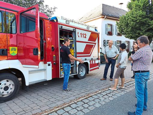 Abteilungskommandant Jörg Hettich erläutert dem Ortschaftsrat das neue Einsatzfahrzeug der Feuerwehr.Foto: Hübner Foto: Schwarzwälder Bote