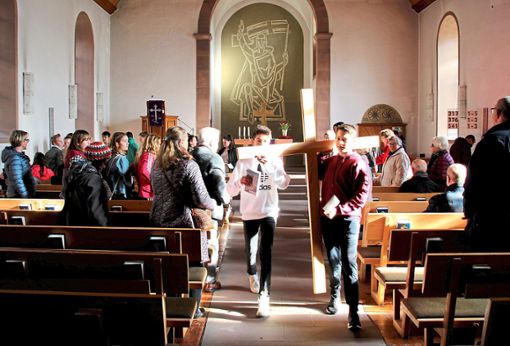 Welches Kreuz trägt man heute? Die Jugendlichen beim Auszug aus der evangelischen Kirche in Calmbach zum ökumenischen Jugendkreuzweg.  Foto: Gegenheimer Foto: Schwarzwälder Bote