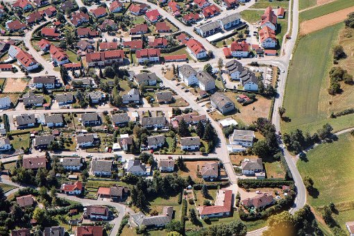 Rechts auf der Grünfläche (unten) ist der vorgesehene Standort für die geplante Löffinger Flüchtlingsunterkunft an der Göschweiler Straße. Links gegenüber die Häuser der drei Familien der Bürgerinitiative.  Foto: Bächle