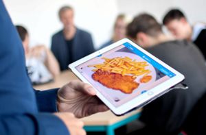 Was heißt Schnitzel mit Pommes auf Englisch? Die meisten  Lehrer im Land haben inzwischen  Dienst-Tablets. Foto: dpa/Britta Pedersen