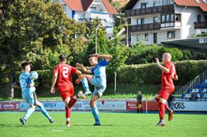 Die B-Junioren des VfL Nagold (blaue Trikots) haben aus der Niederlage gegen den SV Fellbach die richtigen Lehren gezogen. Foto: Schuon Foto: Schwarzwälder Bote