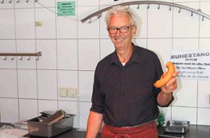 Metzgermeister Otmar Kramer geht in Rente und hat die letzte Wurst am Samstag verkauft. Foto: Bieberstein