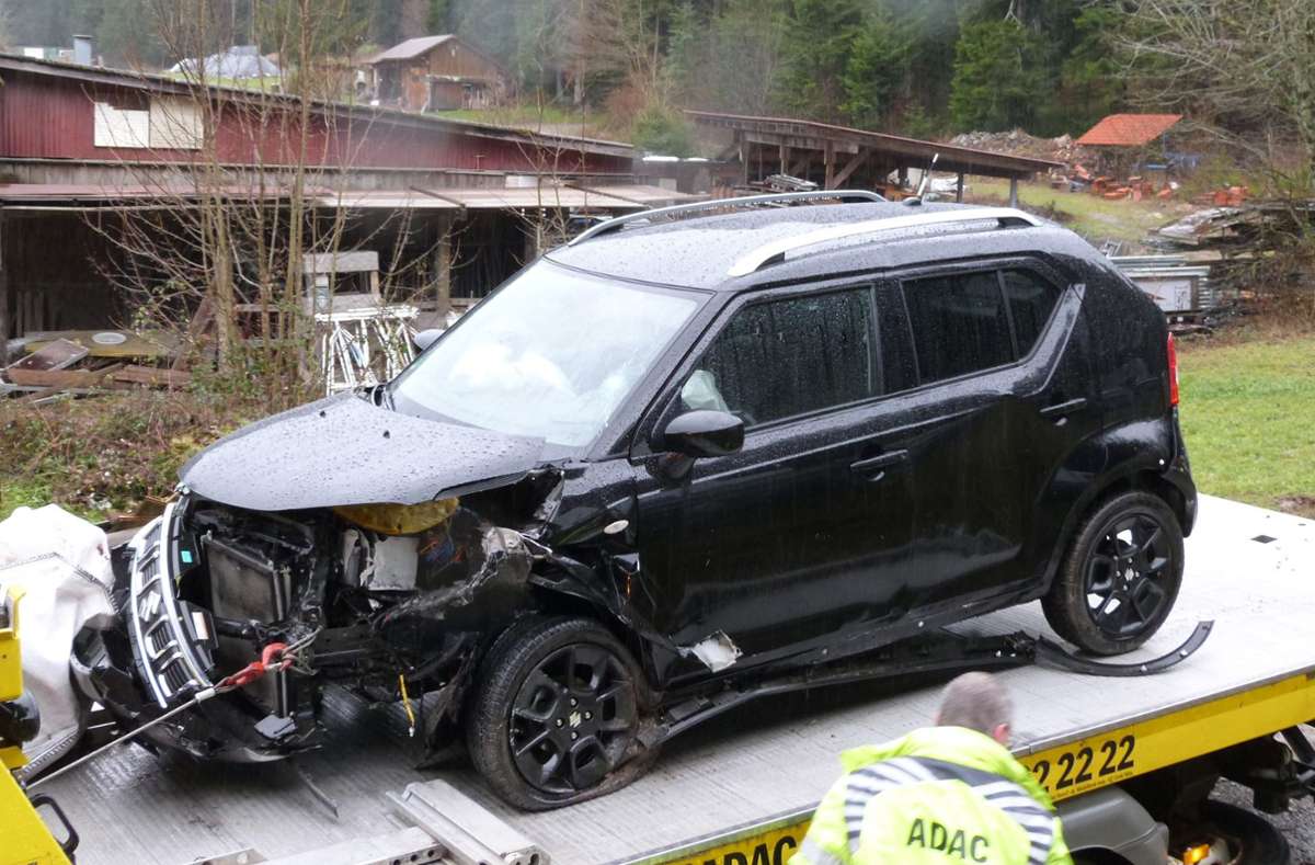 Nach dem schweren Unfall wird des Suzuki abgeschleppt. Foto: Beyer