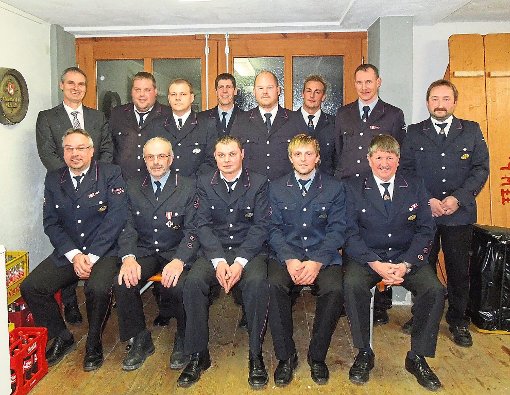 Feuerwehrmänner werden befördert, Georg Bronner (sitzend, Zweiter von links) wird geehrt. Foto: Gukelberger Foto: Schwarzwälder-Bote