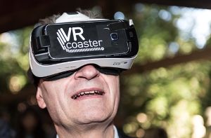 Günther Oettinger (CDU), EU-Kommissar für Digitale Wirtschaft und Gesellschaft, trägt im Europa-Park in Rust eine VR-Brille (Virtual-Reality) von Oculus. Foto: dpa