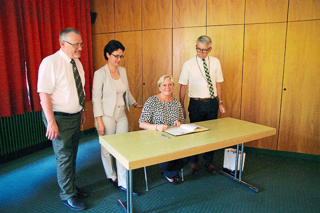 Susanne Eisenmann trug sich im Beisein des Bürgermeisters Manfred Wöhrle (rechts), der Landtagsabgeordneten Marion Gentges (Zweite von links) und des Ortsvereinsvorsitzenden Werner Kadel (links) ins Goldene Buch der Stadt Hausach ein.