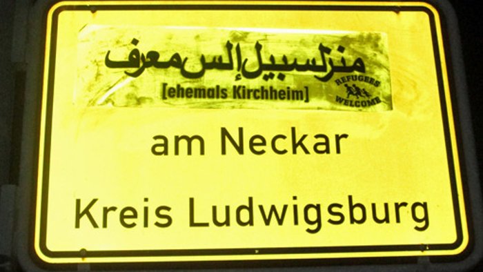 Ortsnamen auf Arabisch auf Schilder geklebt