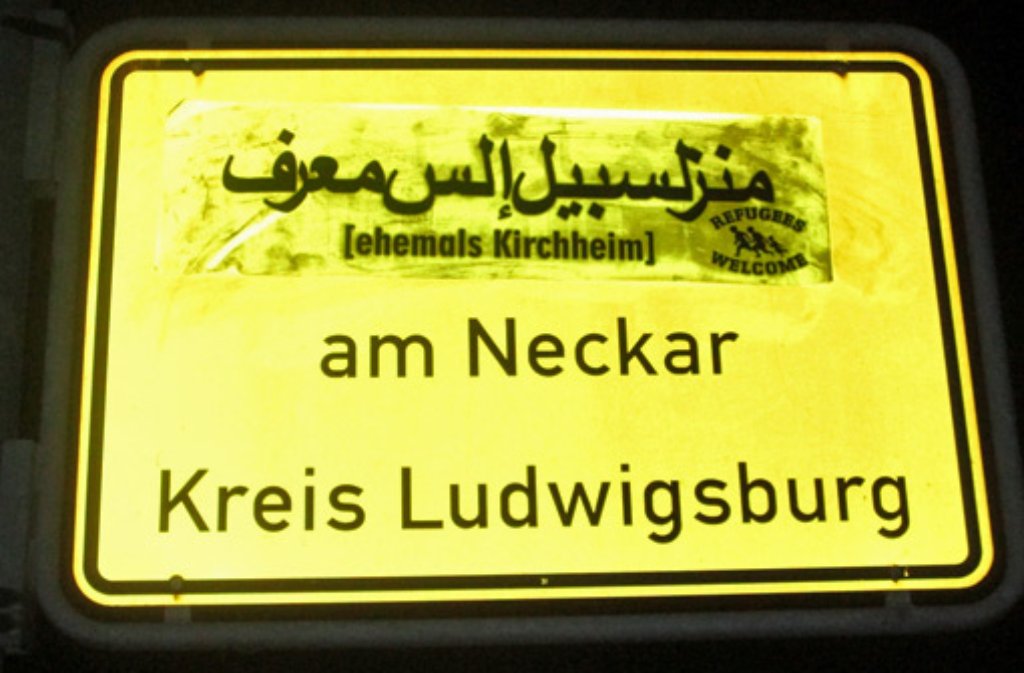 Kirchheim auf Arabisch: Unbekannte haben Ortsschilder im Kreis Ludwigsburg mit arabischen Schriftzeichen überklebt.
