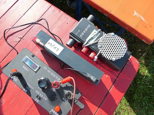 Das sind Sender und Empfänger für die Funk-Fuchsjagd. Der PJ-80 (rechts) ist der Fuchs. Foto: Schwarzwälder Bote
