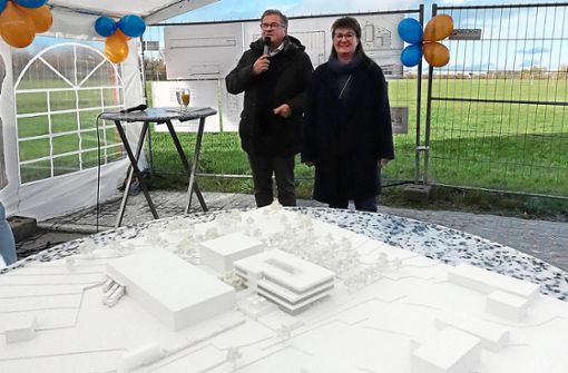 Das Modell des künftigen Neubaus, rechts im Foto die Gebäude, die bereits an der B27 stehen. Im Hintergrund Lotta und Egon Wiest beim Vorstellen des Ewimed-Projekts. Foto: Stopper