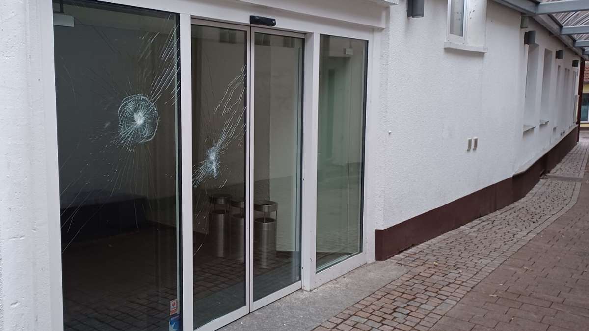 Wieder Scheiben eingeworfen: Gleich mehrfach Sachschäden in Schramberg