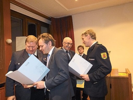 Die Feuerwehr Calw ernannte zwei Ehrenmitglieder. Das Bild zeigt von links:  Adelbert Knobel, OB Ralf Eggert, Bernhard Mai und Stadtbrandmeister Dirk Patzelt.  Foto: Stocker Foto: Schwarzwälder-Bote