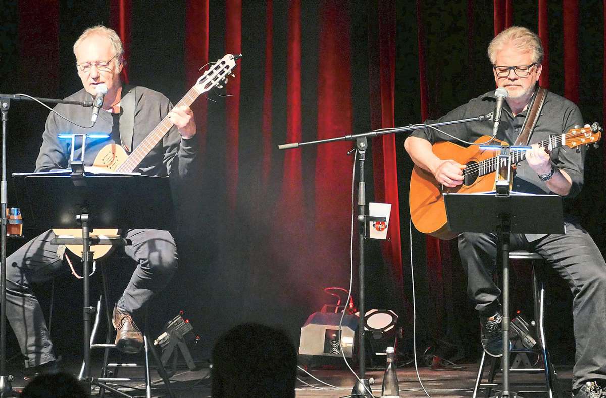 Jürgen Gutmann (links) und Manuel Dempfle als The Leonard Cohen Project im Festspielhaus Simmersfeld. Foto: Stadler