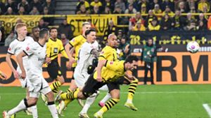 Dortmunds Mats Hummels (r) köpft den Ball zum 2:1. Foto: Bernd Thissen/dpa