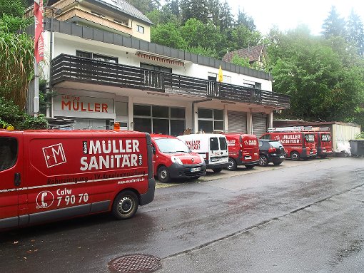 Die Firmenwagen mit der Aufschrift Müller Sanitär standen zuletzt im Walkmühlenweg.  Foto: Hölle Foto: Schwarzwälder-Bote