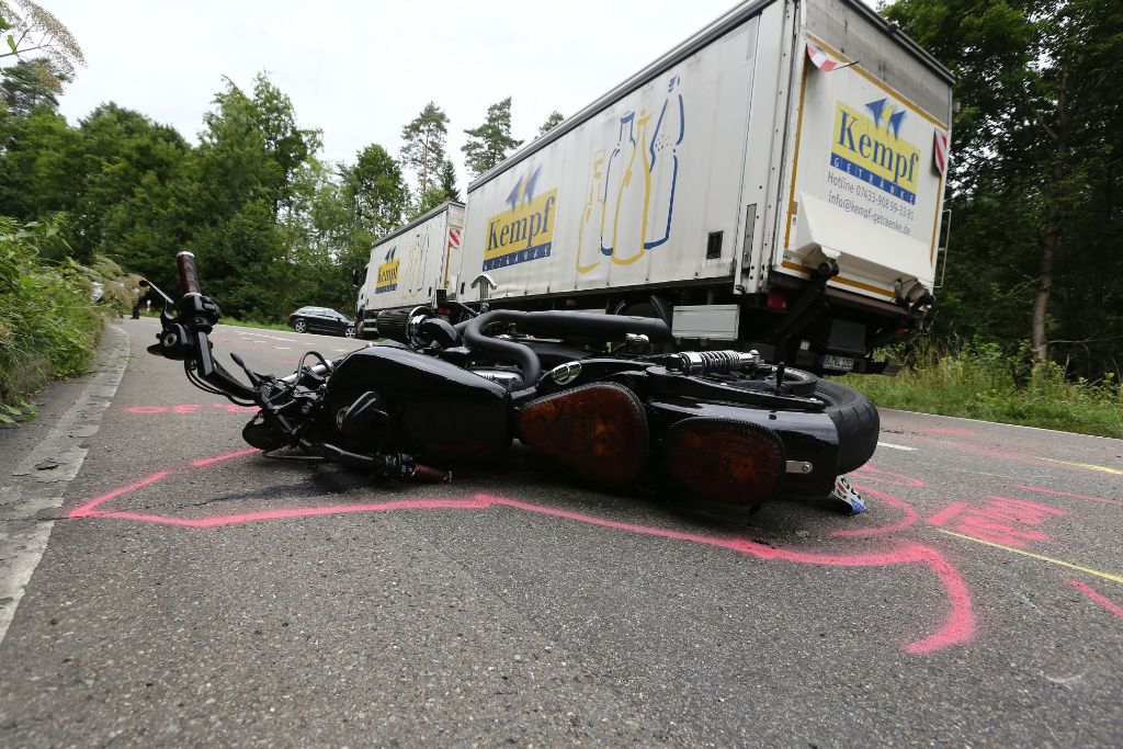 Der Mann stürzte in einer Rechtskurve und wurde auf der L 365 bei Ostdorf von einem entgegenkommenden Lastwagen überrollt.
