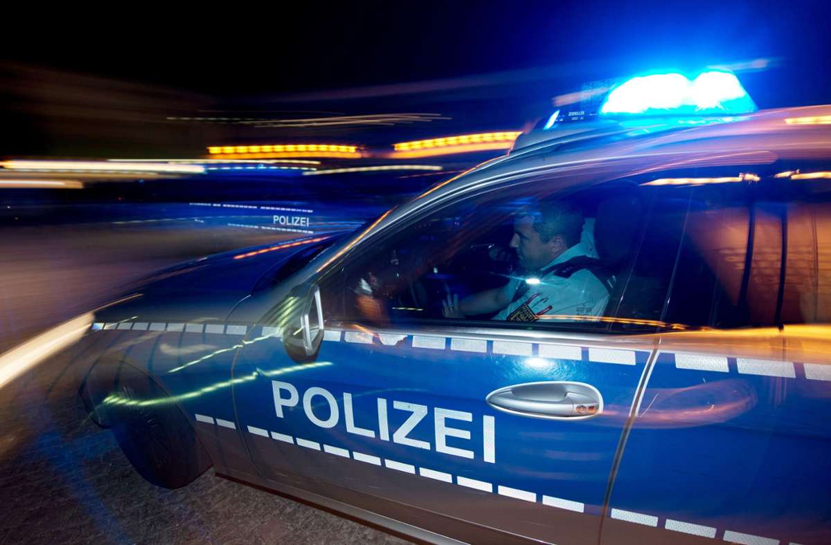 Ein Streifenwagen der baden-württembergischen Polizei auf dem Weg zu einem Einsatz. Gegen ihren Inspekteur wird jetzt wegen sexueller Belästigung ermittelt. Foto: dpa/Patrick Seeger