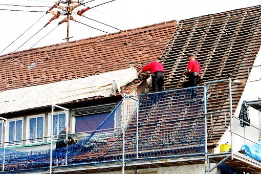 Dachdecker am Werk: Infolge des Unwetters haben sie alle Hände voll zu tun. Foto: Seeger