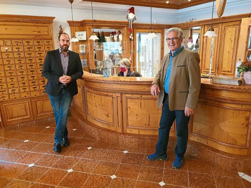 Bürgermeister Sascha Dengler und Hotelier Wolfgang Frey hoffen auf baldige Lockerungen. Foto: Gemeinde Enzklösterle