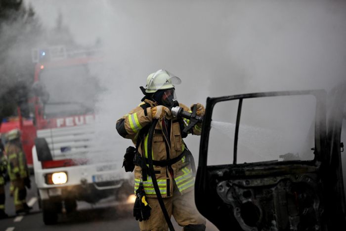 Feuerwehreinsatz in VS: VW Beetle brennt in Weigheim samt Garage aus