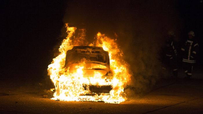 Auto brennt in Oberndorf - Zeugen gesucht