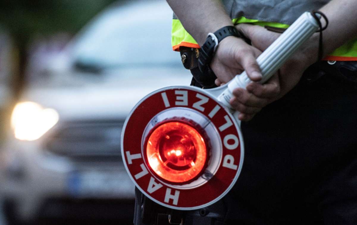 Bei der Kontrolle des Autofahrers bemerkten die Polizisten Alkoholgeruch. (Symbolfoto) Foto: Paul Zinken/dpa/ZB/Symbolbild