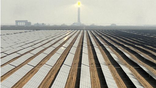 Die Solarzellen des Mohammed bin Rashid Al Maktoum Solarparks und sein Solarturm sind zu sehen. Dubai ist Gastgeber der UN-Klimakonferenz 2023, die am 30. November beginnen wird. Foto: AP/dpa/Kamran Jebreili