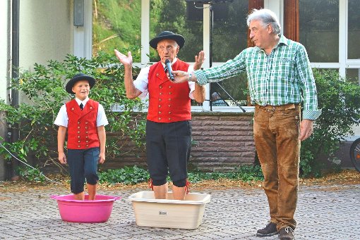 Heinrich Haigis und sein Enkel Lars präsentierten die Pitsche-Patsch-Polka,  rechts Christian Fleig.   Foto: Braun Foto: Schwarzwälder-Bote