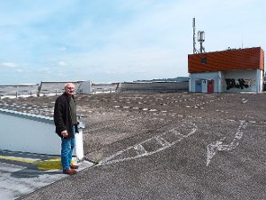 Platz genug im Parkhaus am Kriegsdamm: Walter Brodbeck zeigt die leeren Parkflächen auf dem Dach und auf Deck drei .  Foto: Otto