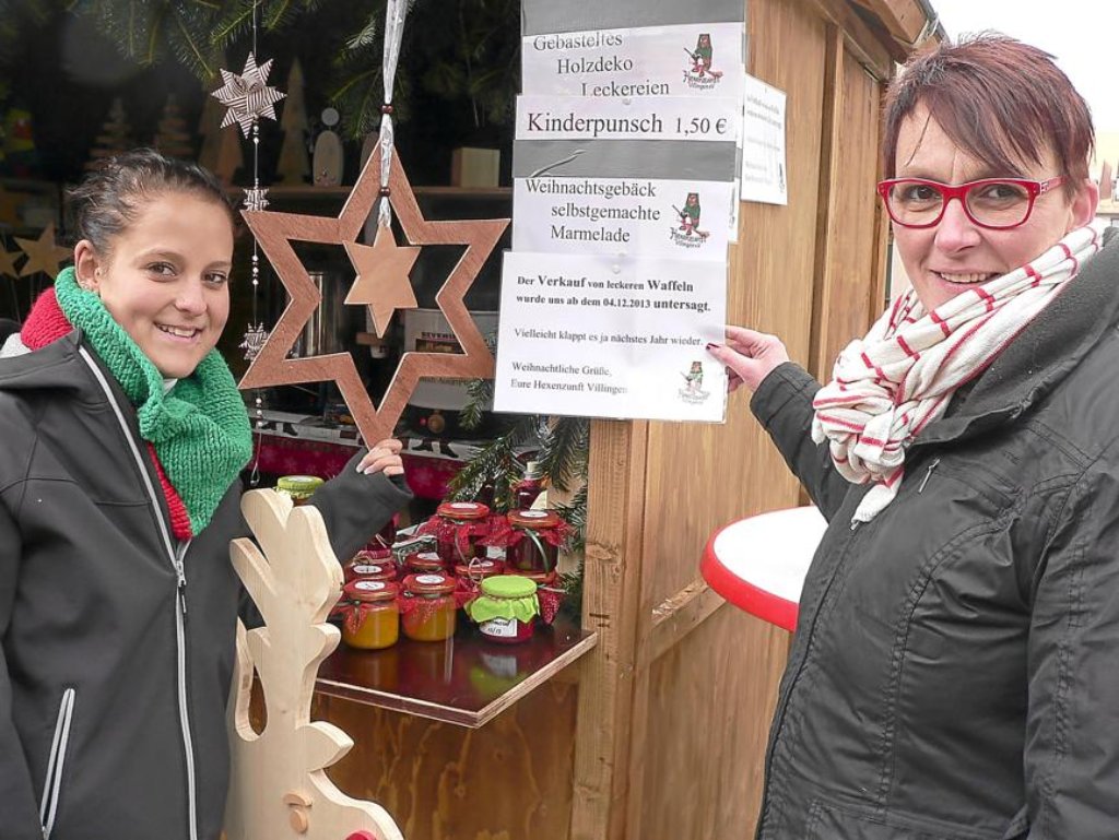 Elena Liuzzi (links) und Monika Kratt von der Hexenzunft dürfen an ihrem Stand auf dem Weihnachtsmarkt keine Waffeln mehr verkaufen. Foto: Klausner