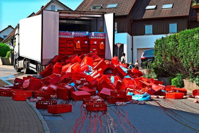 Unfall in Niedereschach: Fleisch landet tonnenweise auf der Straße