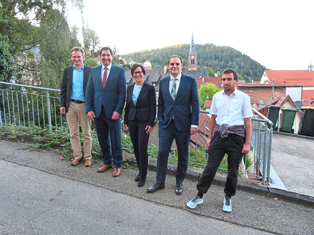 Noch-OB Ralf Eggert (von links) mit den Kandidaten Gerd Kunzmann, Anabel Hirsch, Florian Kling  und Samuel Speitelsbach. Foto: Klormann