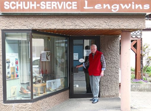 Schuhmachermeister Hans Lengwins schließt die Tür zu seinem Geschäft und seiner Werkstatt dauerhaft. Foto: Stadler