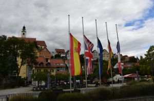 Zeichen der Trauer um die britische Königin Elisabeth II. in Horb: Die Flaggen am Flößerwasen hängen auf Halbmast. Foto: Schülke