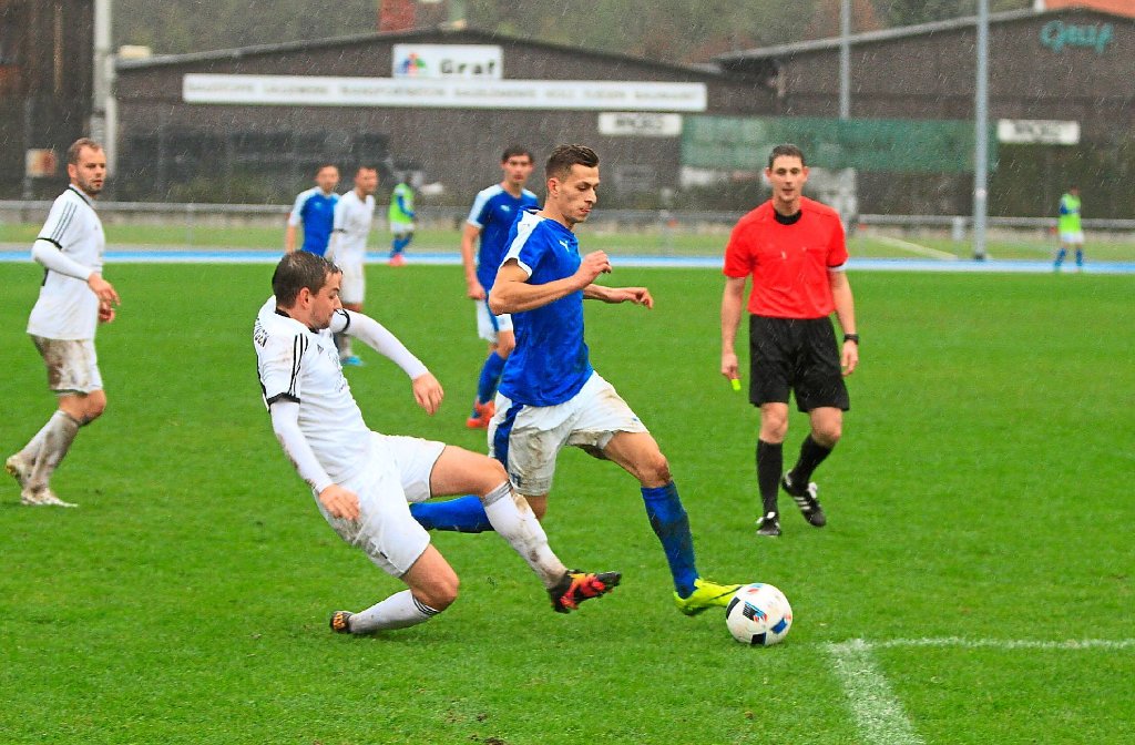 Luka Kravoscanec (Mitte/blaues Trikot) – hier im Zweikampf mit Dennis Özkan – erzielte beide Nagolder Treffer zum 2:1 gegen die Sportfreunde Gechingen.