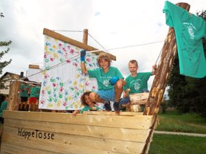 Seit Samstag haben die Kinder an der Hoppetosse gebaut. Nils Amann (Mitte) und viele andere Beteiligte freuen sich über das hölzerne Piratenschiff und hoffen, dass es  auch über das Ende der Ferienspiele hinaus stehen bleiben darf. Foto: Schnurr Foto: Schwarzwälder Bote