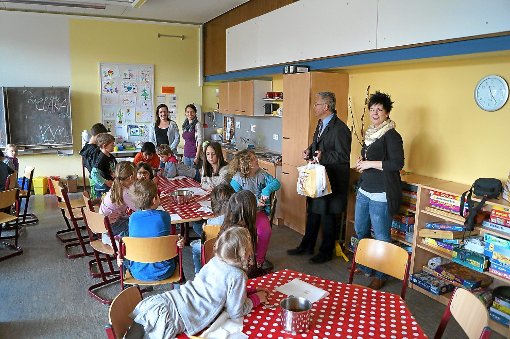 Bürgermeister Karl-Heinz Bucher stattet den Kindern und ihren Betreuerinnen  einen Überraschungsbesuch ab.  Foto: Gemeinde Villingendorf Foto: Schwarzwälder-Bote