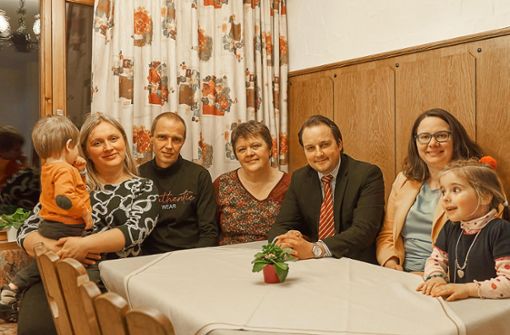 Die Familie ist der Anker in der Not: Mariya Gomolska (links), Johannes Kettenhofen (Dritter von rechts) und Katrin Schindele geben Dimitro Popev (43, Zweiter von links) und Natalia Gomalska (62, Mitte) Halt in Horb. Foto: Lück